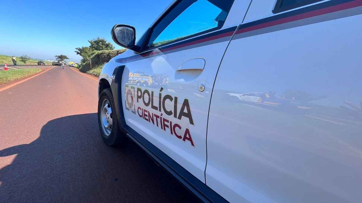 corpo carbonizado carro