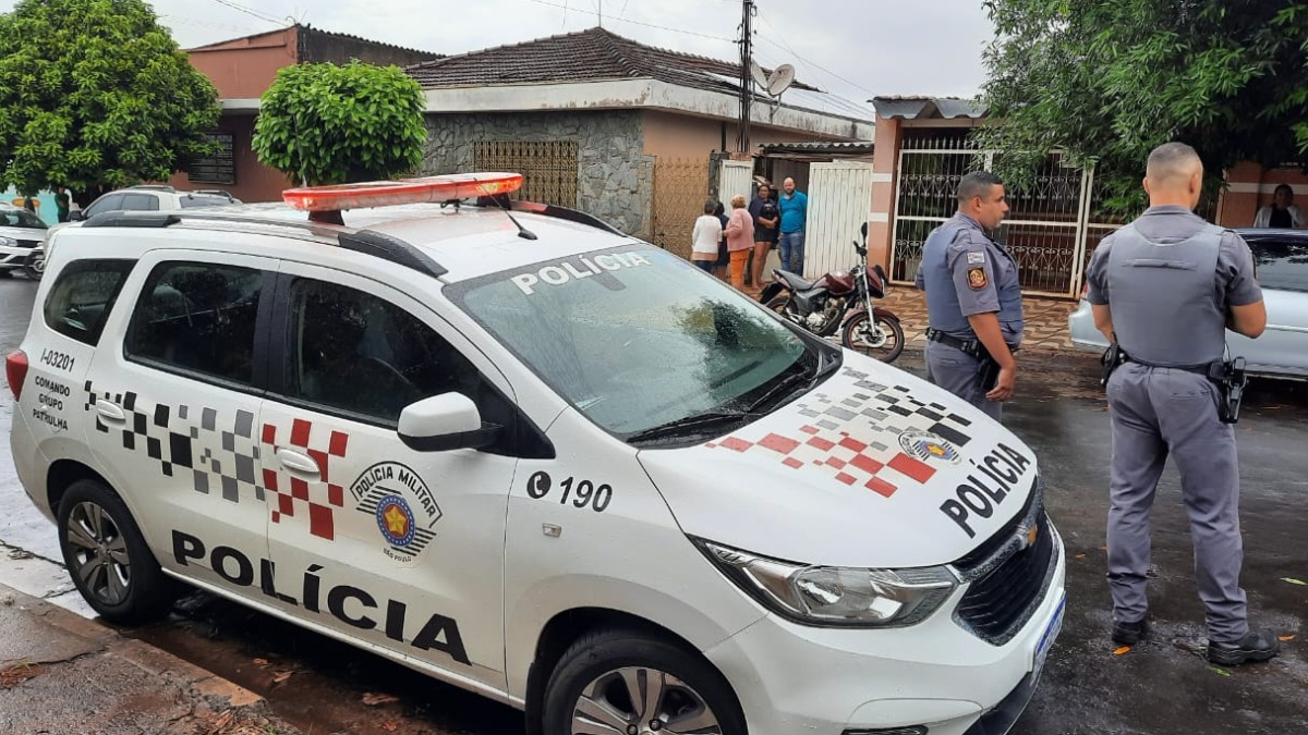 Marido atira e mata mulher após