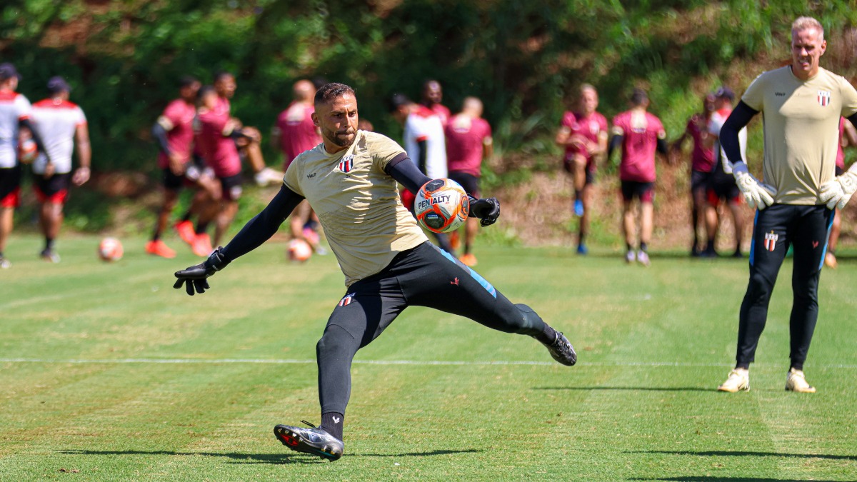 Botafogo confirma baixa de Victor Souza