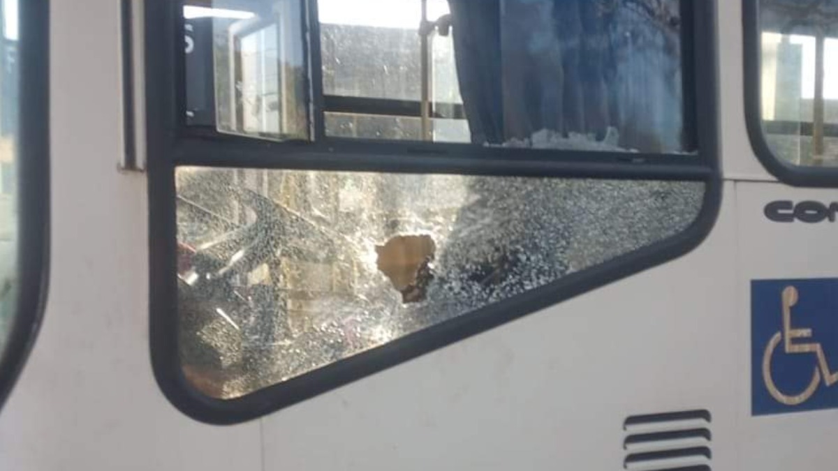Ônibus do transporte público é apedrejado