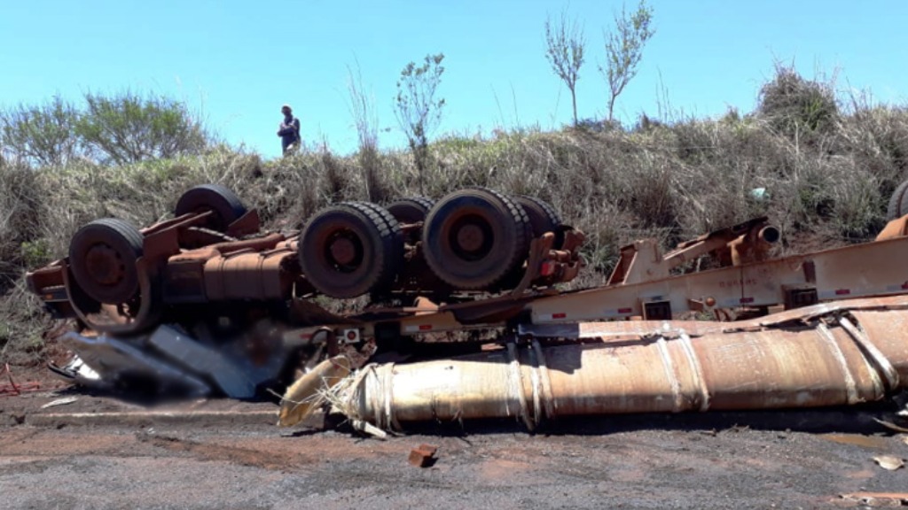 acidente caminhão barranco