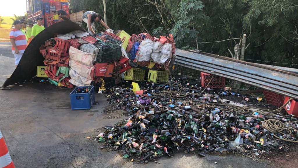 acidente caminhão cerveja