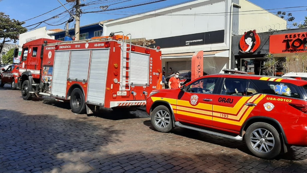 elevador esmaga mão