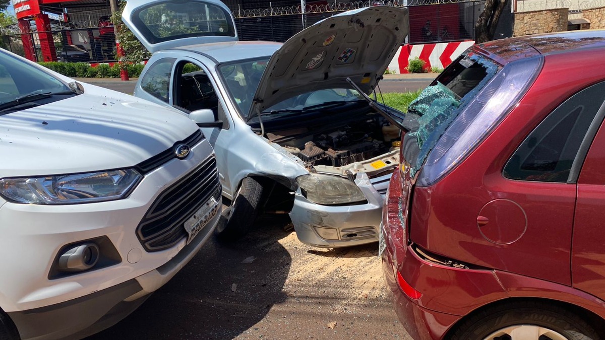 acidente avenida joão fiúsa