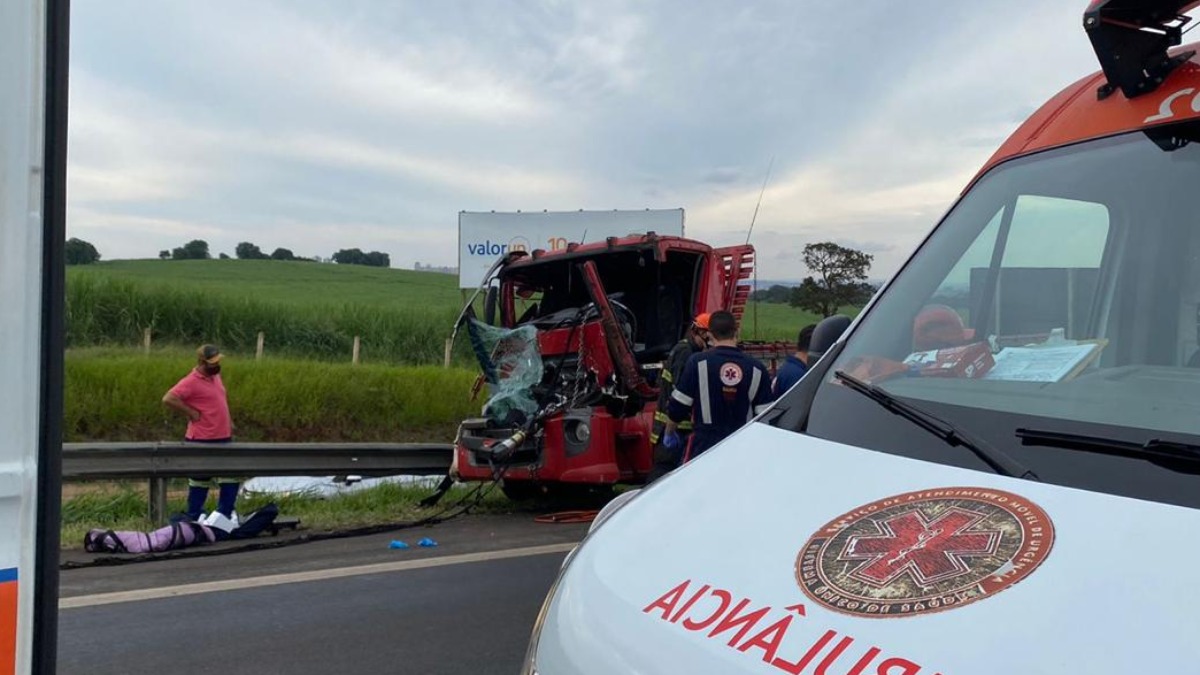 acidente caminhões Anhanguera