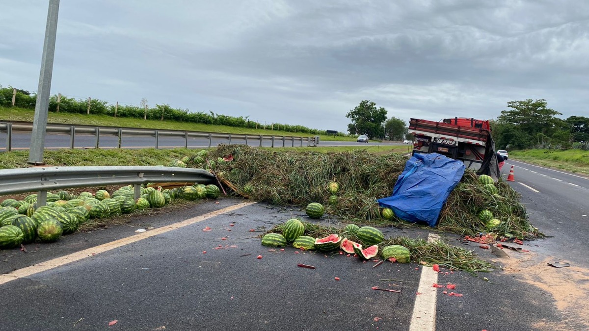 acidente caminhão melancia