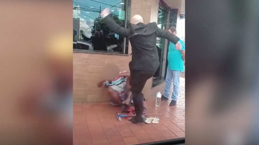 agressão homem lava vidros