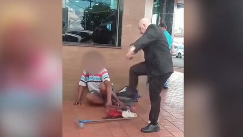 agressão homem lava vidros