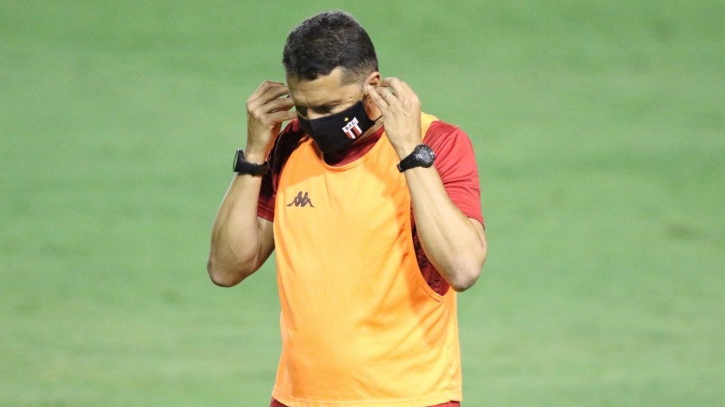 demissão de Claudinei