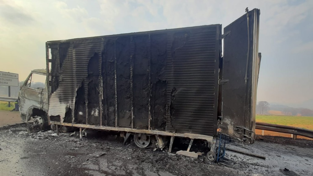 incêndio caminhão baú