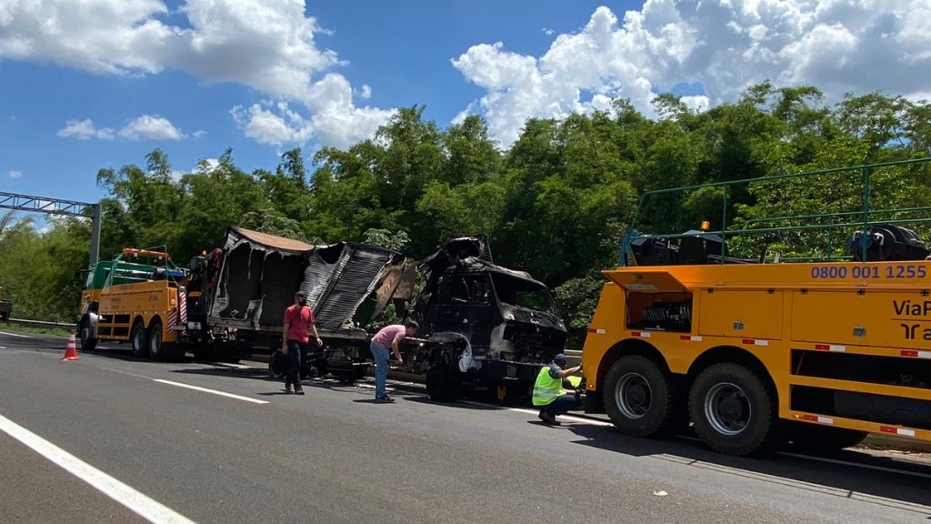 Caminhões incendiados rodovia