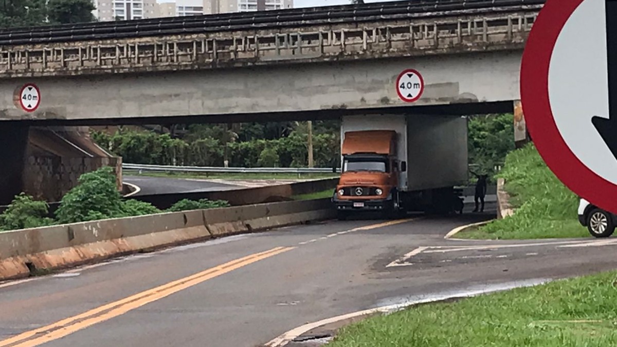 Caminhão entalado viaduto