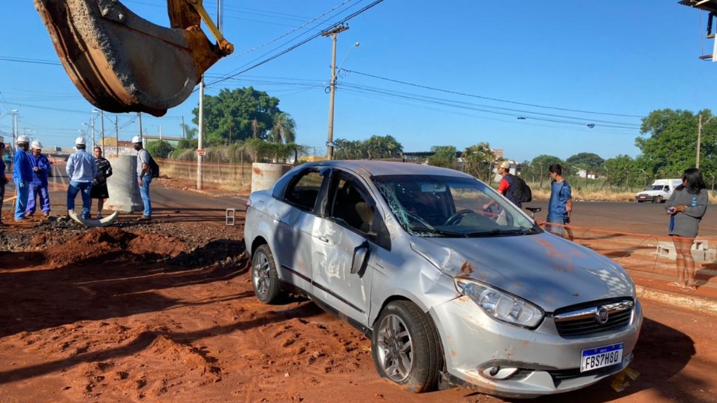 escavadeira retira veículo