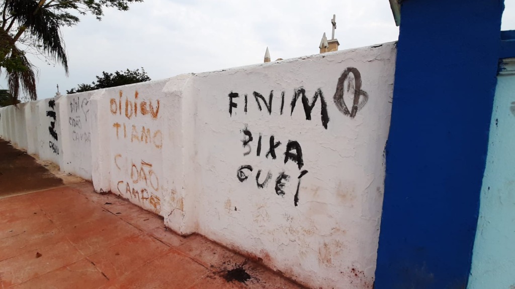 pichações em cemitério