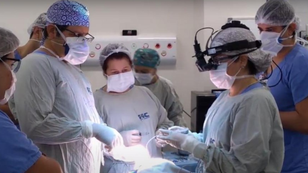 cirurgia com placa radioativa