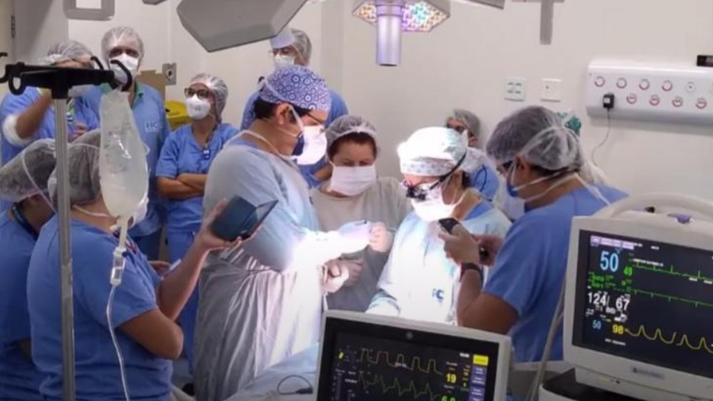 cirurgia com placa radioativa