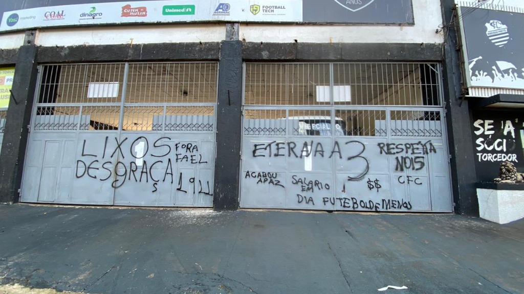 pichação portões Palma Travassos