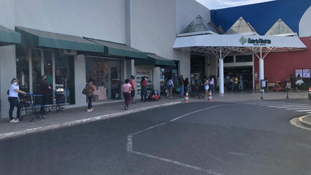 superlotação em supermercados