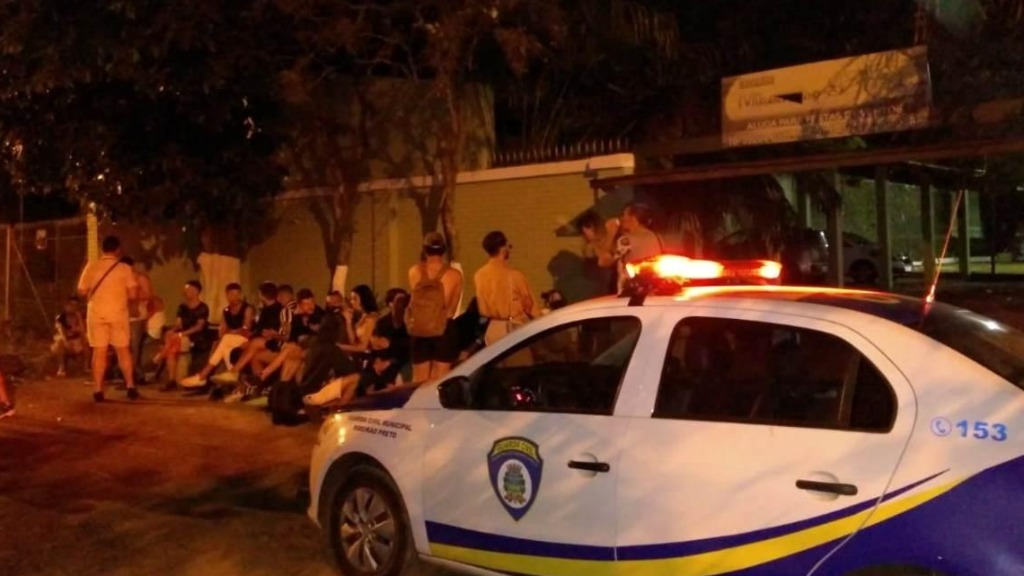 Força-tarefa fecha bares