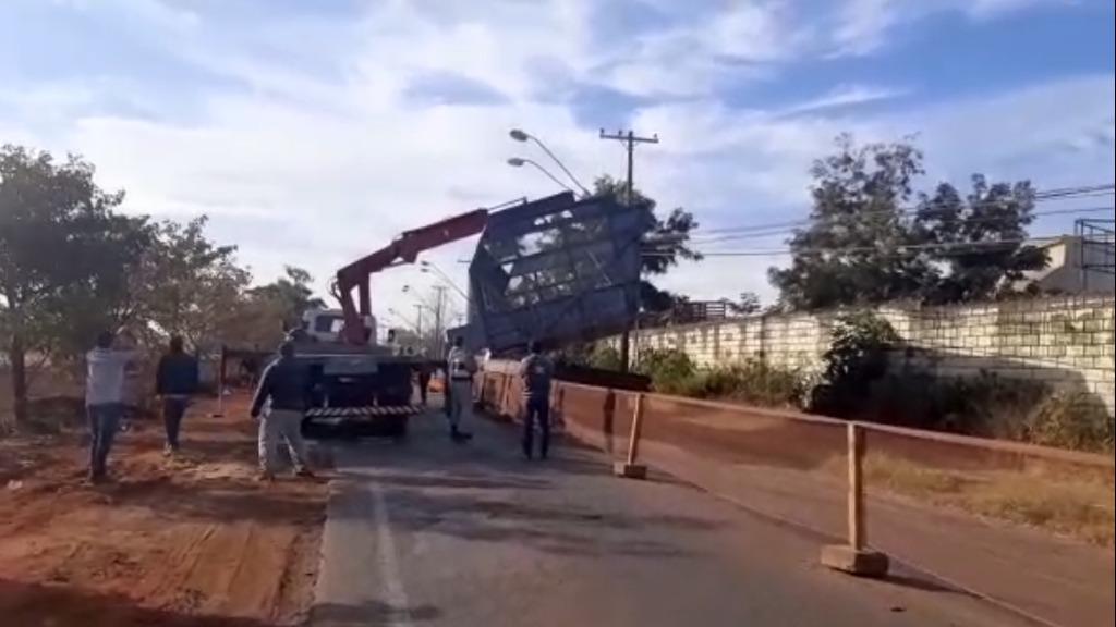interdição avenida Thomaz Alberto