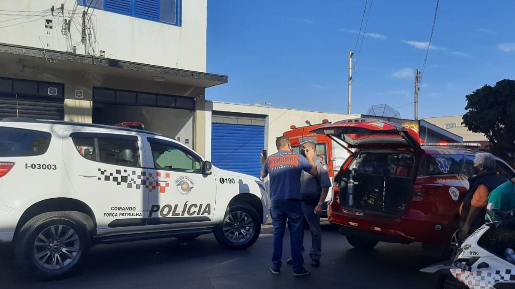 homem baleado oficina mecânica