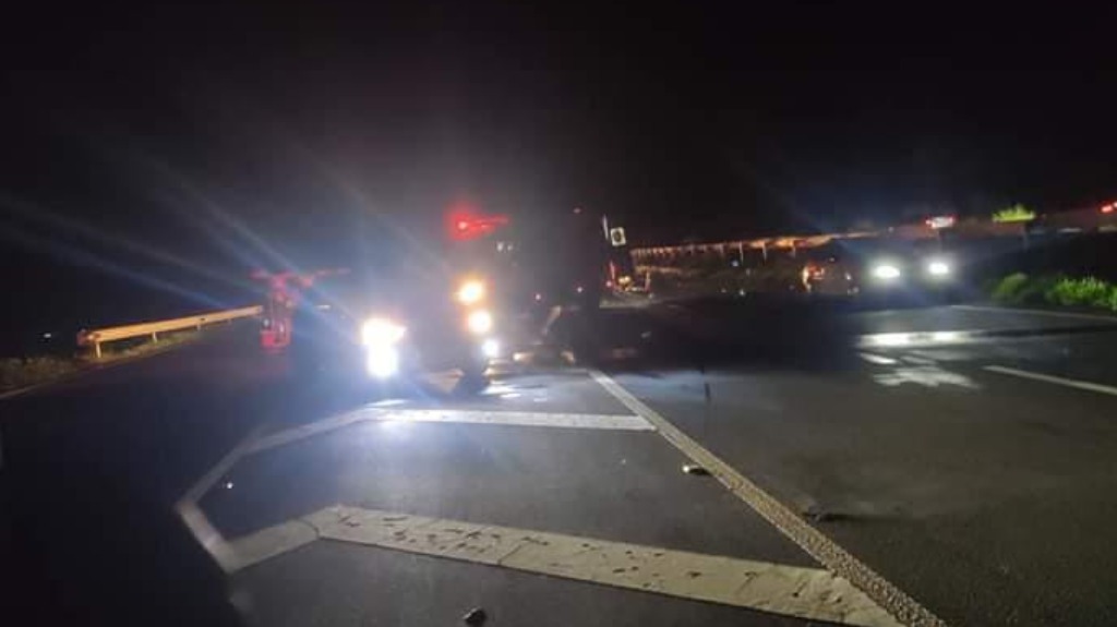 Acidente carro e caminhonete