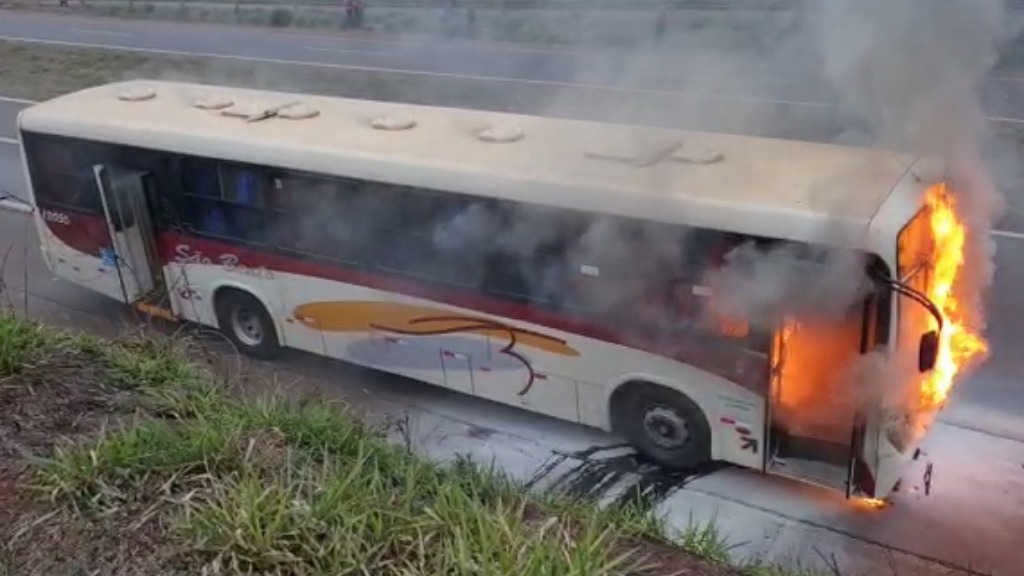 ônibus intermunicipal pegando fogo