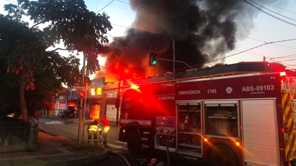 incêndio loja plástico