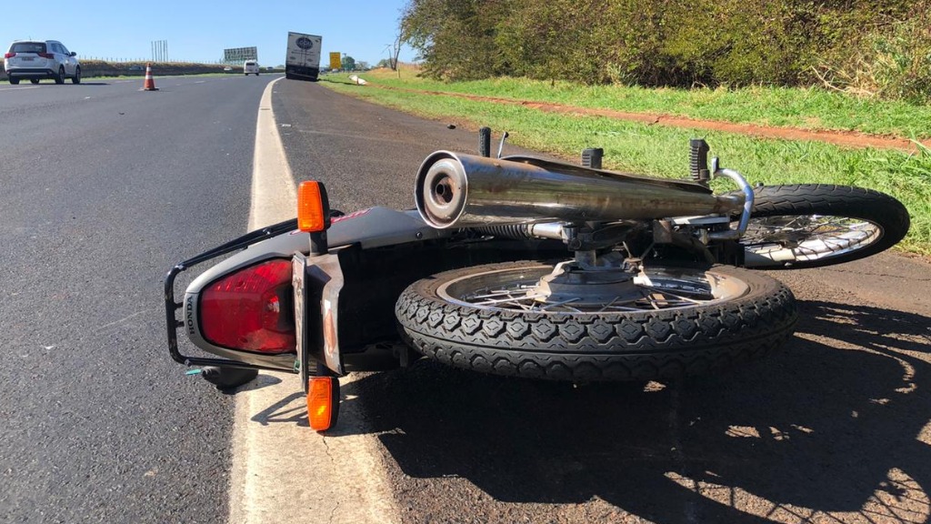 Acidente moto caminhão Anhanguera