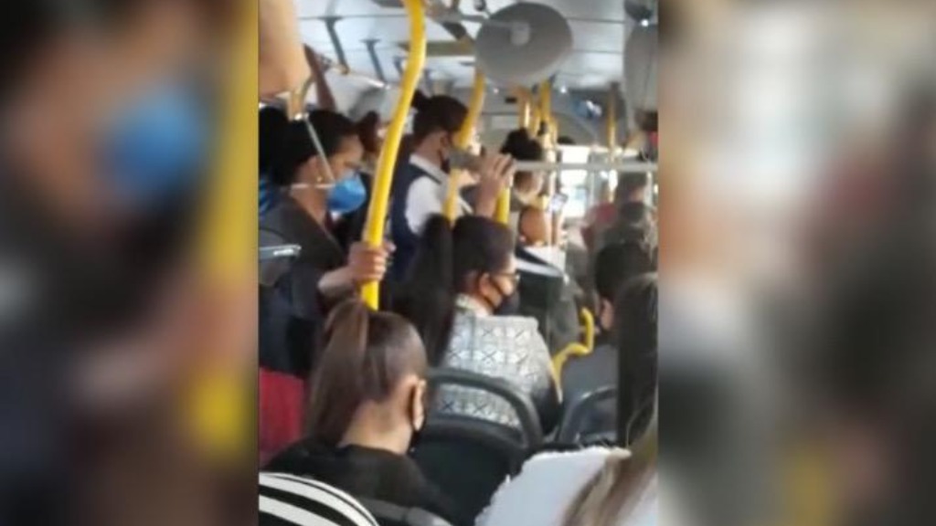 passageiros em pé ônibus