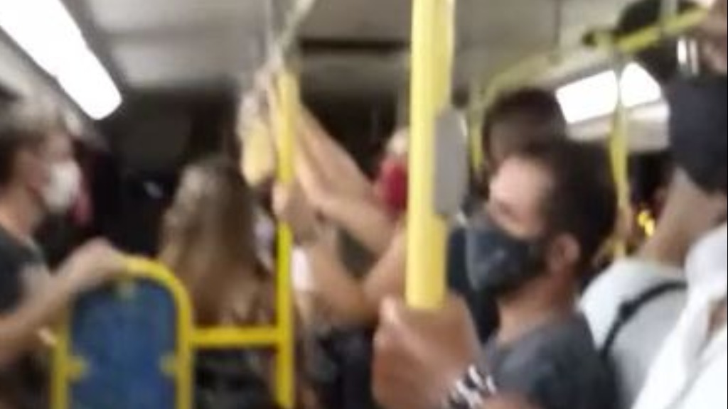 transporte passageiros em pé