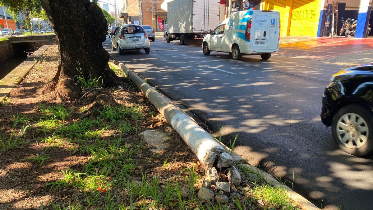 poste caído na calçada