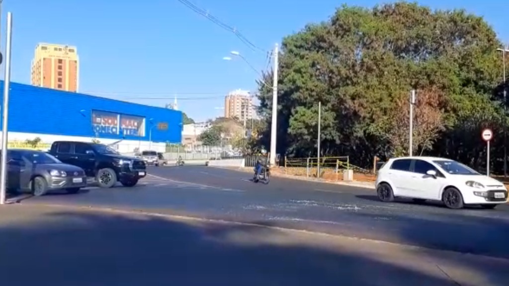 trânsito complicado rotatória Amin Calil