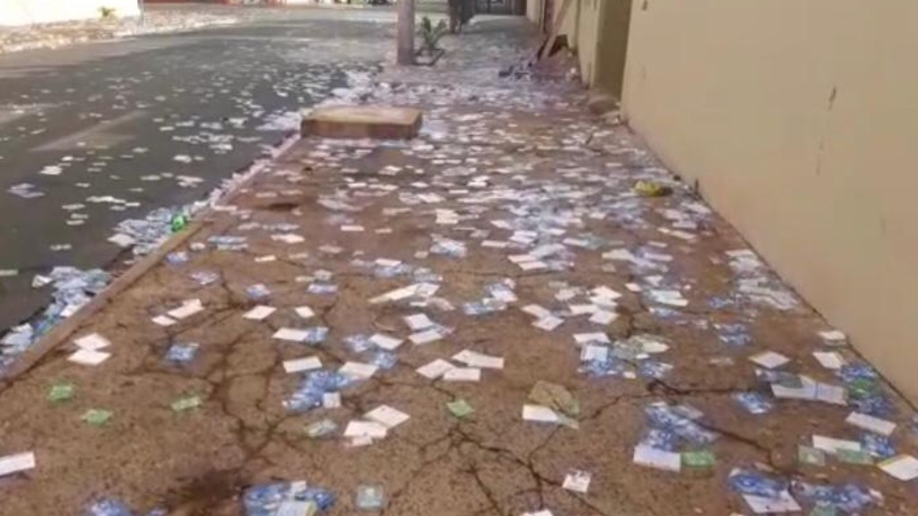 sujeira em escolas eleitorais