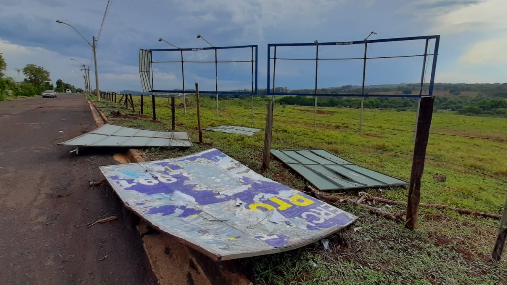 acidente placas publicitarias