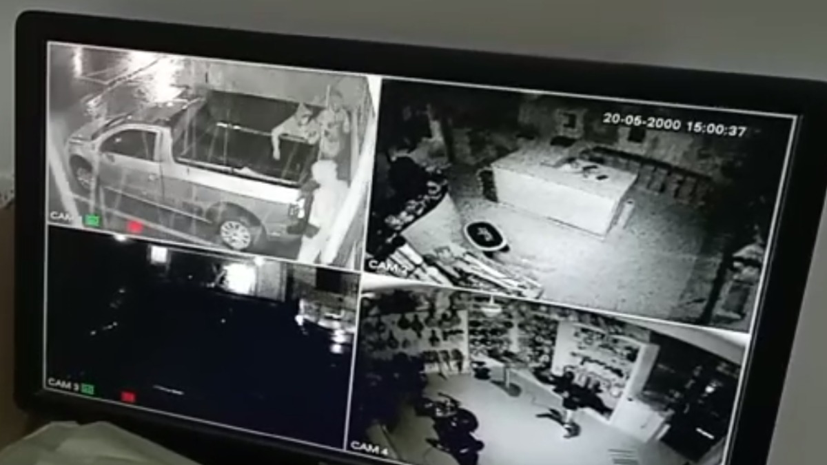 invasão carro marcha ré