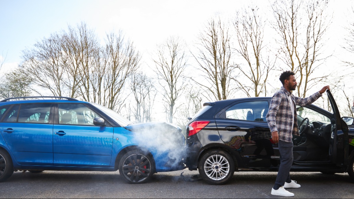 motorista bater carro