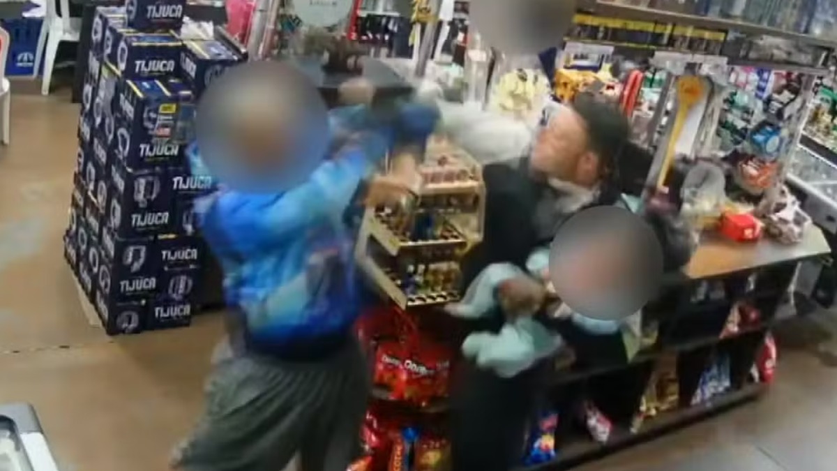 Homem com bebê no colo