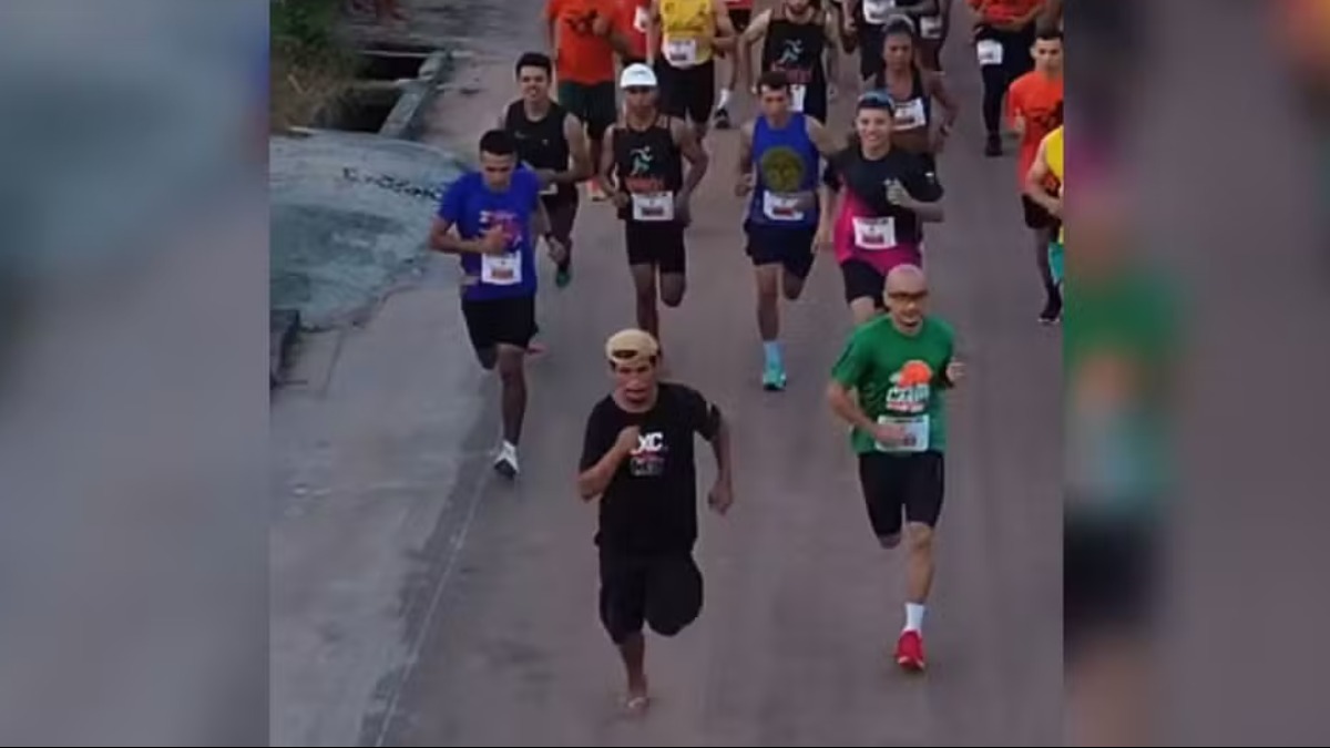 corrida de rua com chinelos