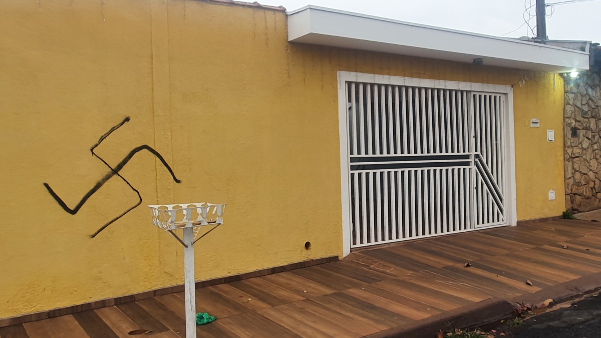 Pichação de suásticas