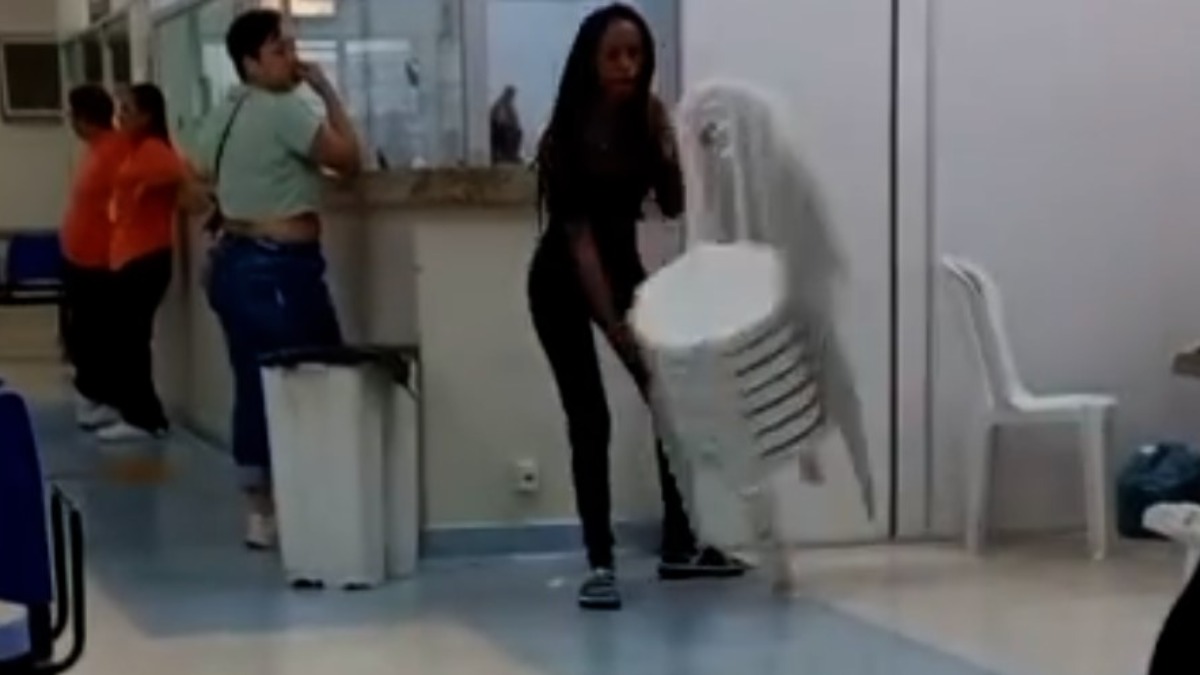 Mulher derruba cadeiras pronto-socorro