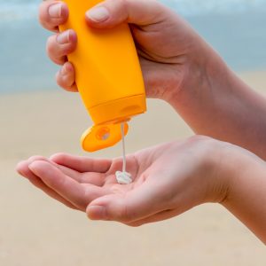 Pessoa utilizando protetor solar