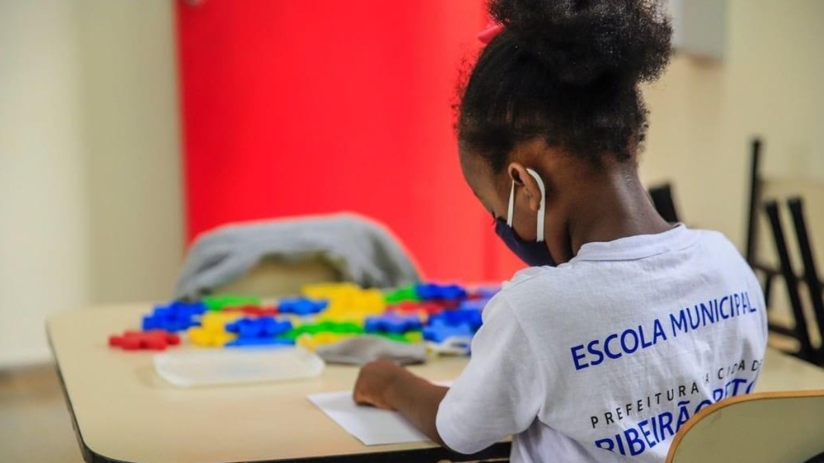 combater racismo escolas