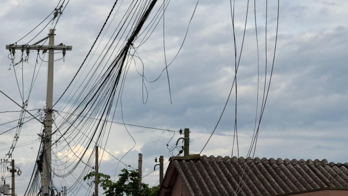 fios soltos em postes