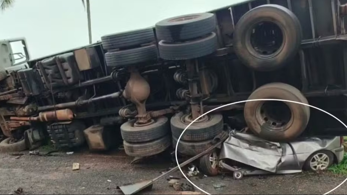 Caminhão tomba carro