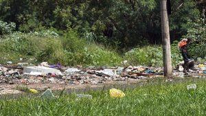 Acúmulo de lixo e insegurança preocupam moradores no córrego Tanquinho