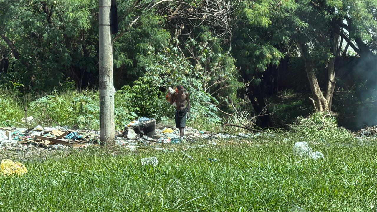 Acúmulo de lixo causa insegurança em moradores e comerciantes da região do córrego Tanquinho