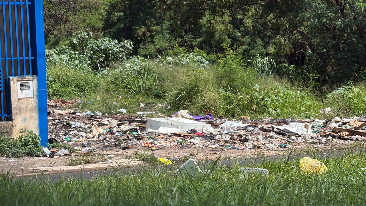 Acúmulo de lixo causa insegurança em moradores e comerciantes da região do córrego Tanquinho