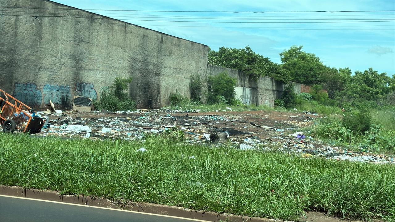 Acúmulo de lixo causa insegurança em moradores e comerciantes da região do córrego Tanquinho