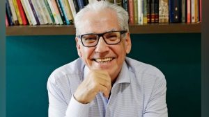 Escritor e professor, Luiz Puntel